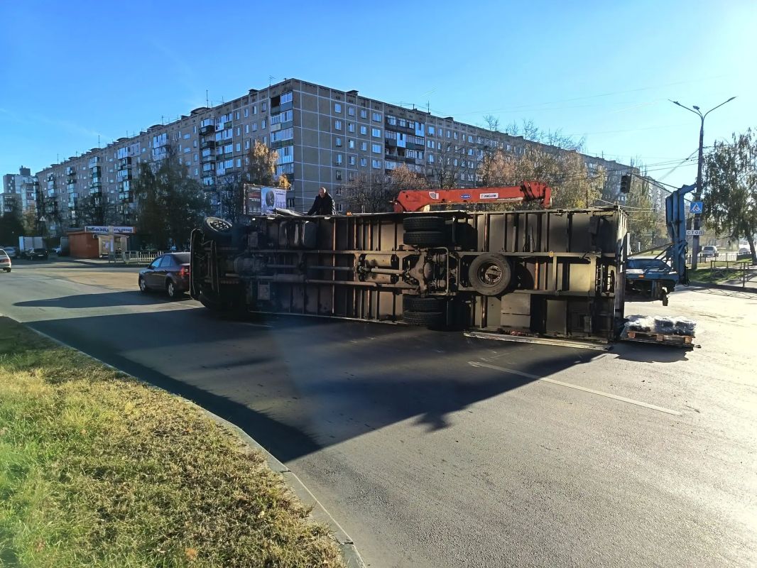 Фура перевернулась посреди дороги в Нижнем Новгороде Фура перевернулась посреди дороги в Нижнем Новгороде