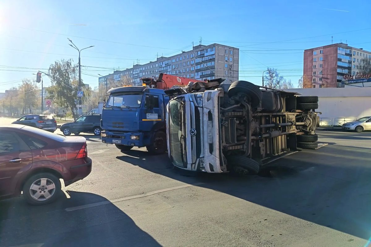 Фура перевернулась посреди дороги в Нижнем Новгороде Фура перевернулась посреди дороги в Нижнем Новгороде