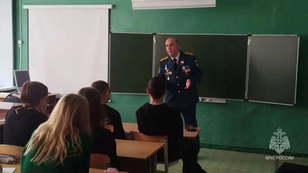 Сотрудник МЧС России напомнил школьникам о правилах пожарной безопасности Сотрудник МЧС России напомнил школьникам о правилах пожарной безопасности