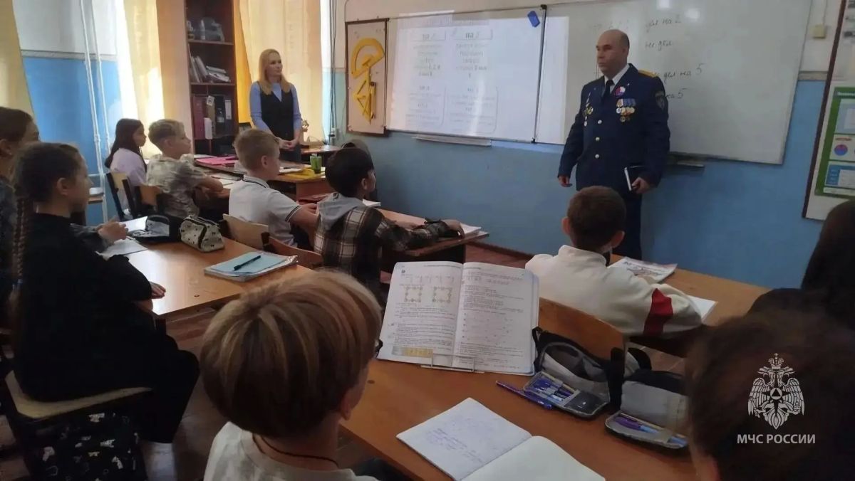 Сотрудник МЧС России напомнил школьникам о правилах пожарной безопасности Сотрудник МЧС России напомнил школьникам о правилах пожарной безопасности