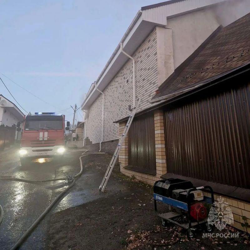 ВНИМАНИЕ. Кстовский район, деревня Анкудиновка, пожарные МЧС России ликвидируют возгорание в бане, пристроенной к частному дому ВНИМАНИЕ. Кстовский район, деревня Анкудиновка, пожарные МЧС России ликвидируют возгорание в бане, пристроенной к частному дому