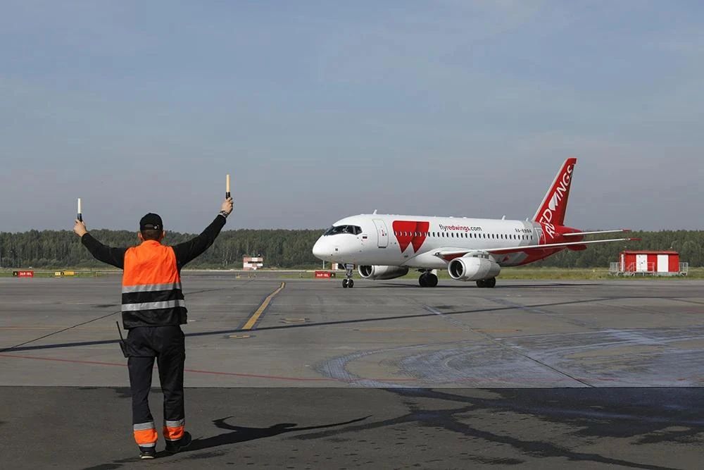 В аэропорту Чкалов начали обслуживать самолеты Superjet 100