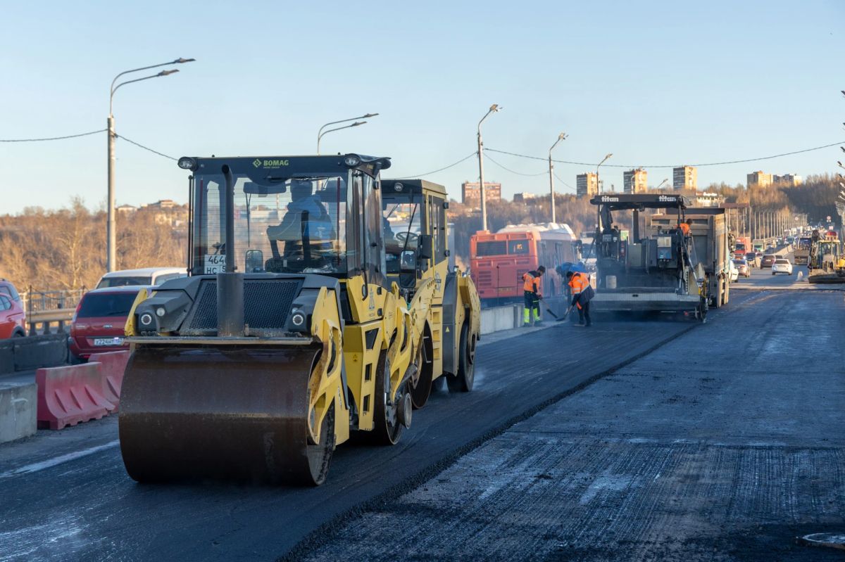 Вот так сейчас на Мызинском мосту — рабочие завершают укладку асфальта Вот так сейчас на Мызинском мосту — рабочие завершают укладку асфальта