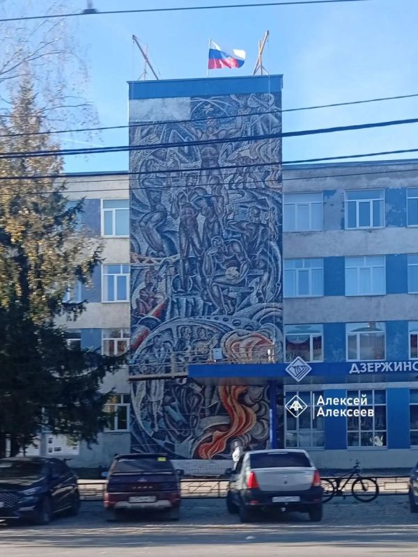 Мозаику на фасаде Дзержинского политехнического института планируется отреставрировать