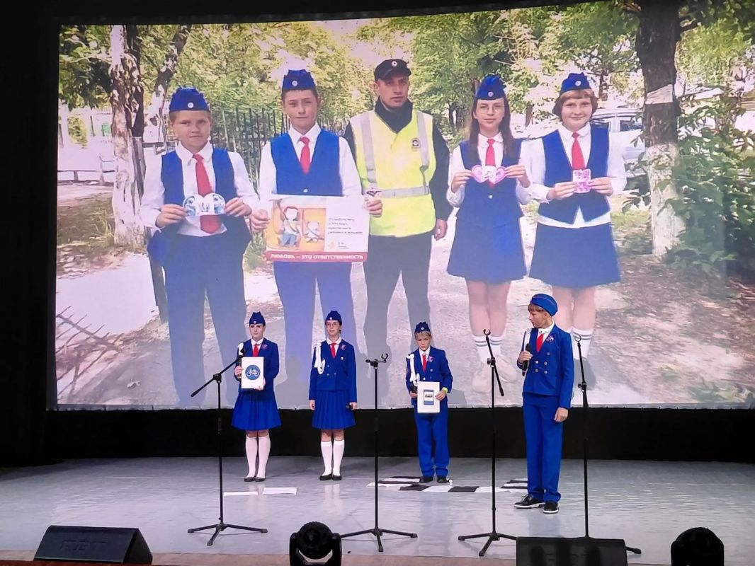 Отряд ЮИД «Зелёный свет» школы №1 Ковернинского района на смене «Лидерское звено ЮИД»! Отряд ЮИД «Зелёный свет» школы №1 Ковернинского района на смене «Лидерское звено ЮИД»!